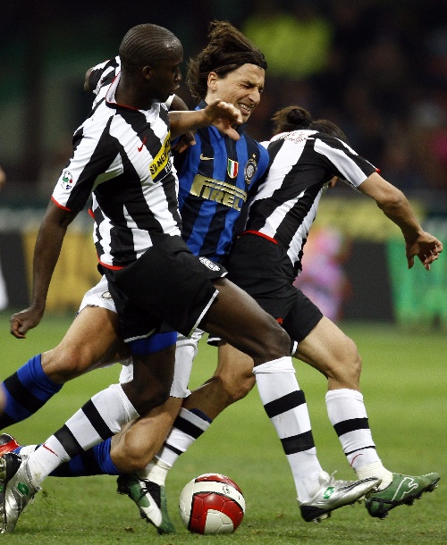 《球场安保往事：那些冲入赛场的疯狂球迷与突发状况》